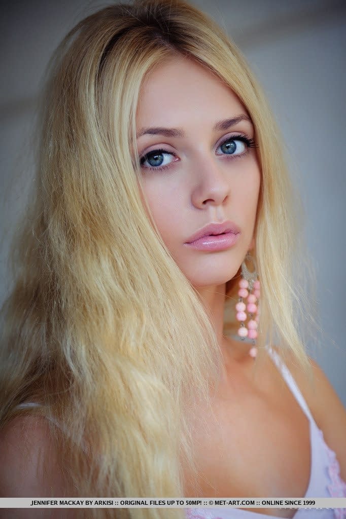 金发辣妹 Jennifer Mackay 穿白色丝袜露美乳