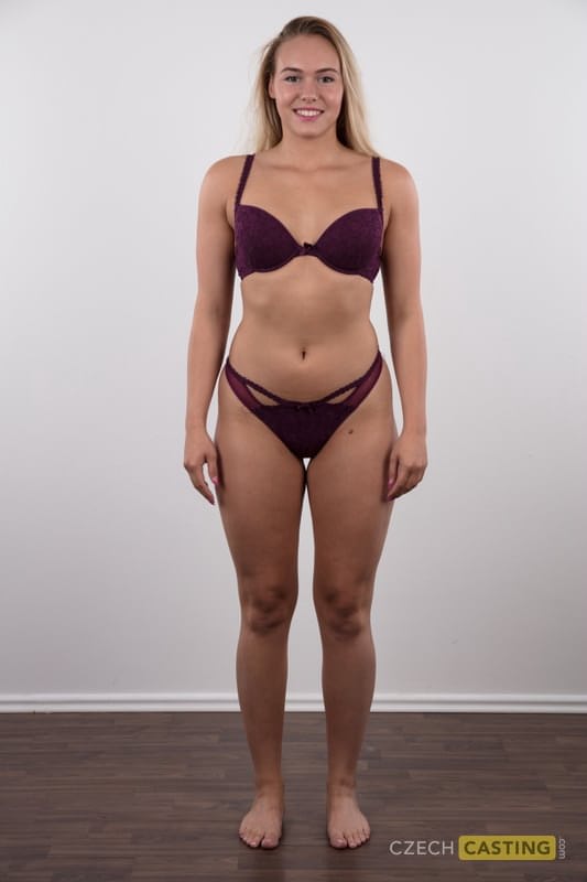 脱掉衣服后，18 岁的 Silvie 光着屁股站在那里。