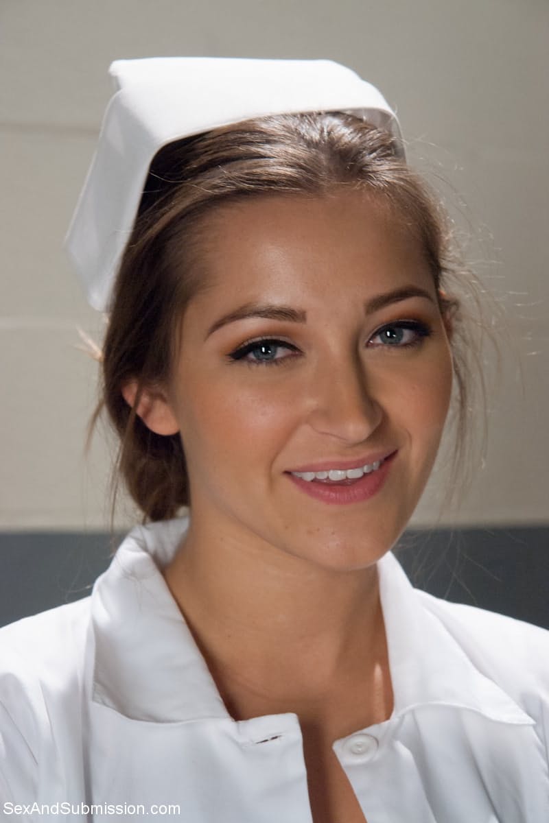 拥有翘臀的华丽护士 Dani Daniels 穿着高跟鞋脱衣摆姿势