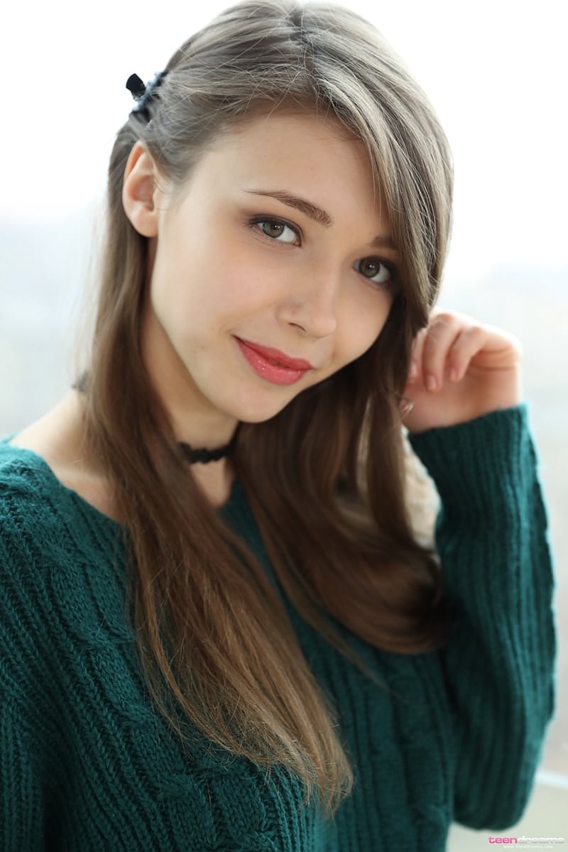 美丽少女将天然乳房从毛衣中解放出来，然后张开双乳