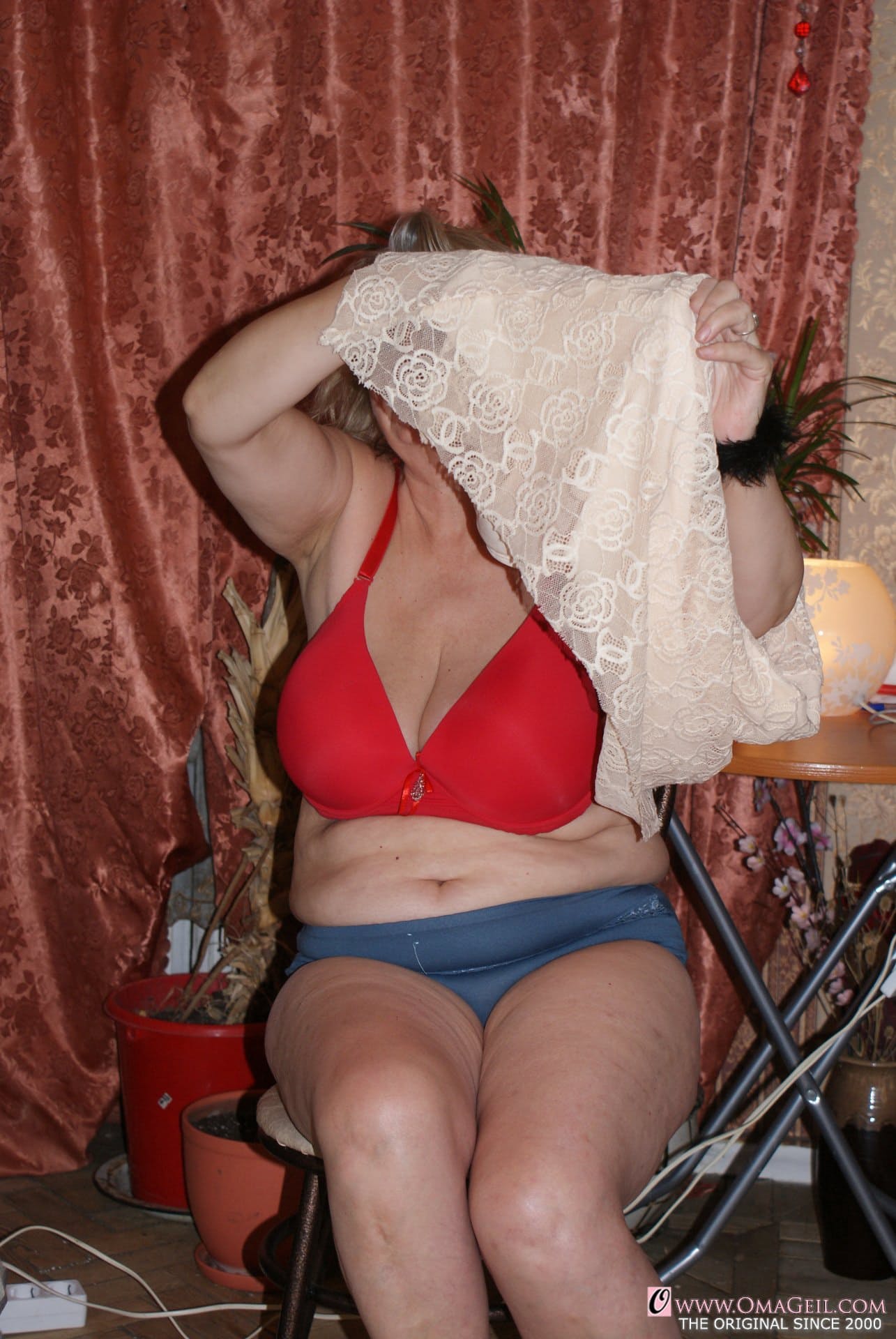 业余老奶奶赫尔加脱光衣服，展示她下垂的巨乳和毛茸茸的小穴