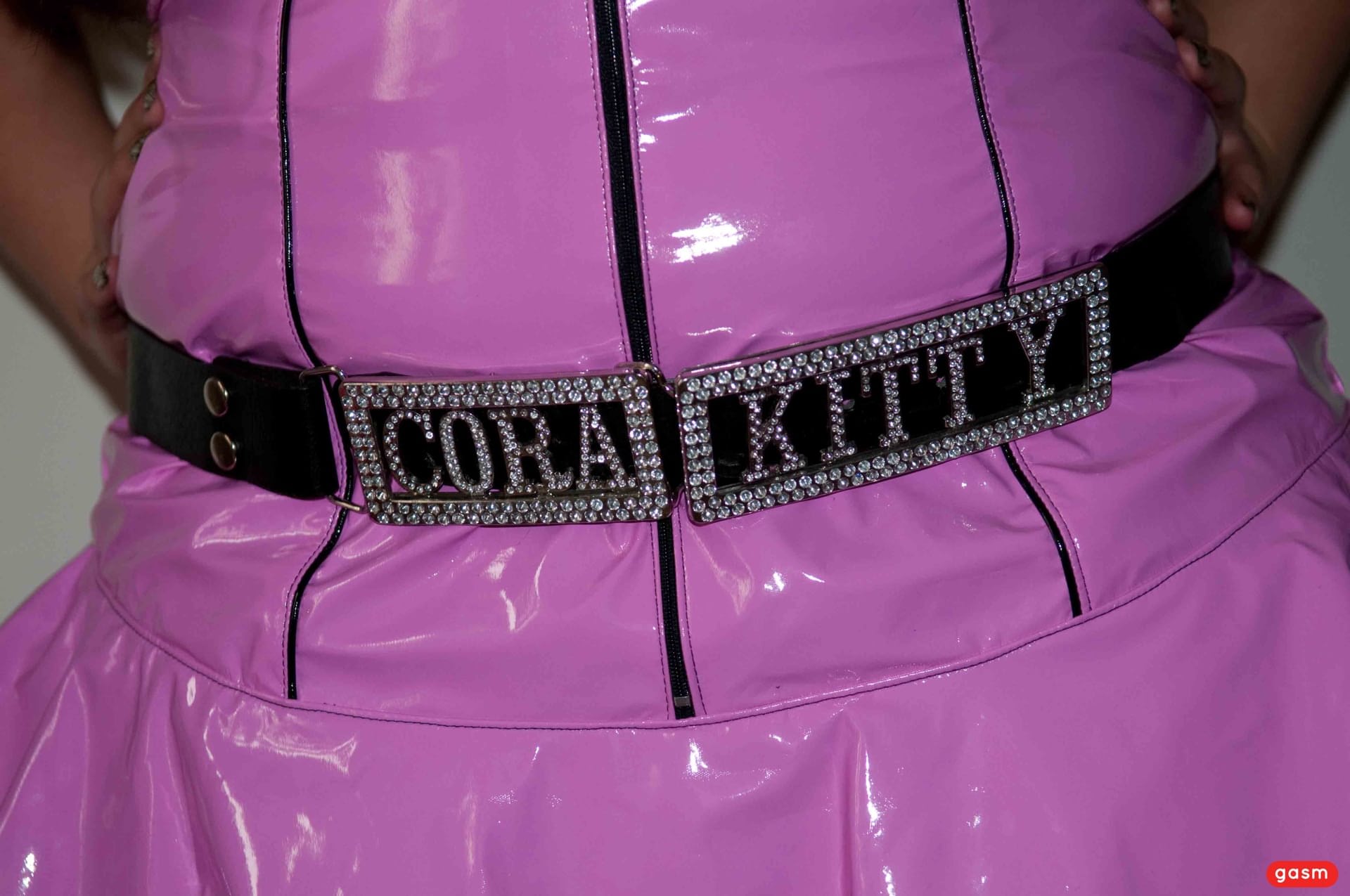 业余 BBW Cora Kitty 吸吮医生的小鸡鸡并让他吃她的阴户