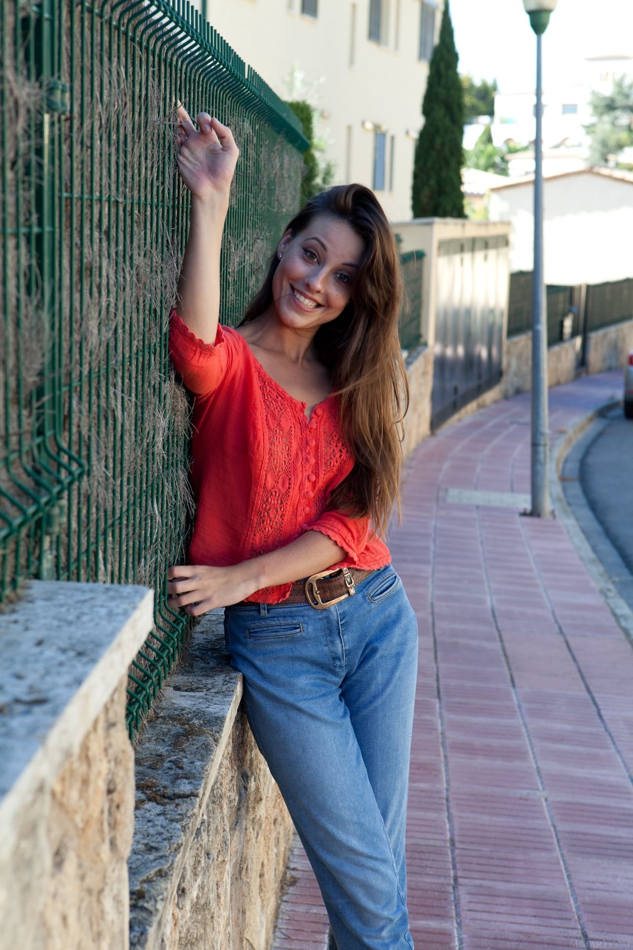 美丽的黑发少女 Lorena B 露出毛茸茸的阴部，摆出单人姿势