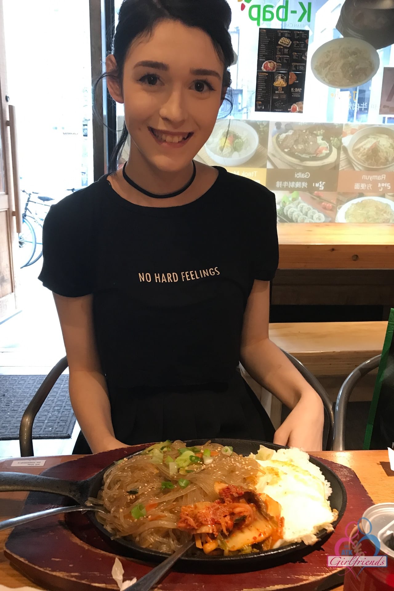 苗条的黑发业余常春藤光环闪烁她的热内衣&炫耀她性感的腿