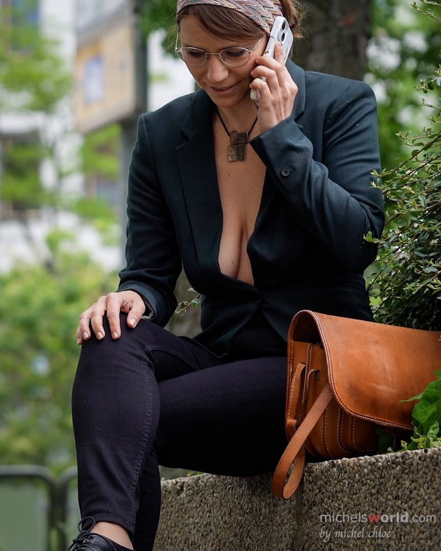 Amateur chick with big saggy tits flashes her cleavage while in public