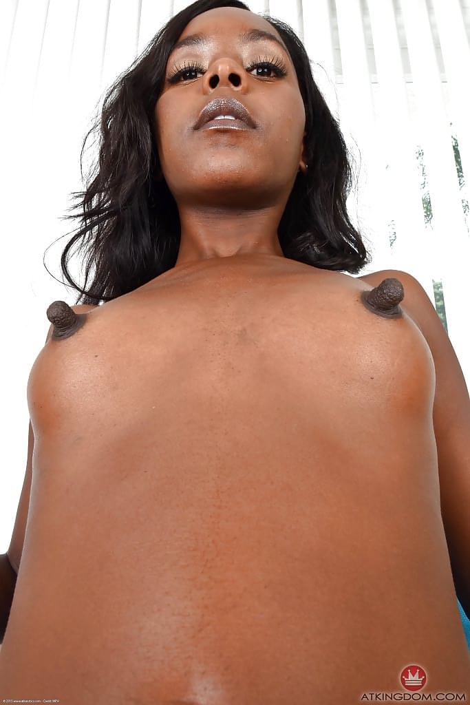 乌黑的一角钱，肥大的屁股，释放出小小的MILF奶子和浮肿的乳头