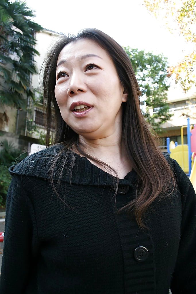 亚洲性感熟女 Yoshiko Makihara 的室外搔首弄姿场景