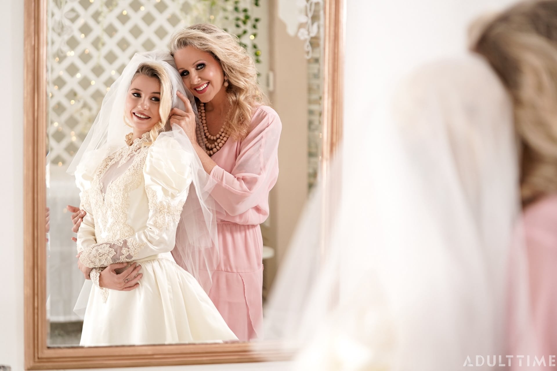 Carolina Sweets 在与 Julia Ann 举行女同性恋婚礼前被贴上了吊袜带。