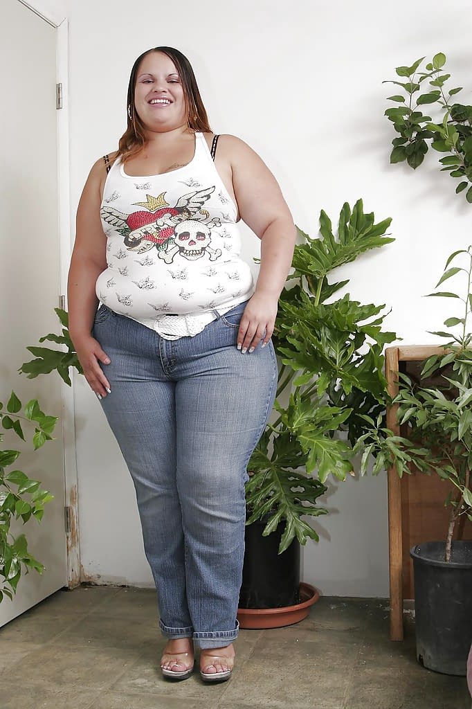 淫荡的拉丁 SSBBW 美女脱衣露出肥臀