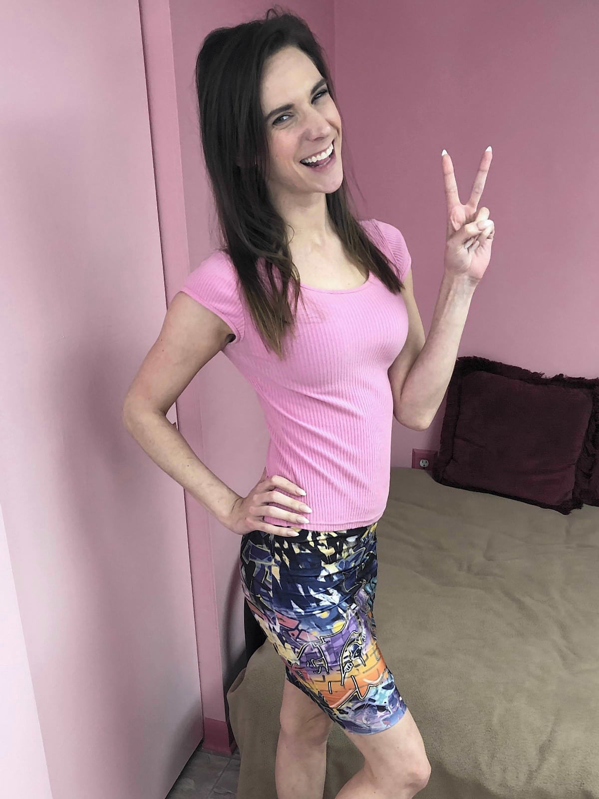 瘦削的 MILF Alora Jaymes 为 Logan Drake 提供令人热血沸腾的 POV 口交