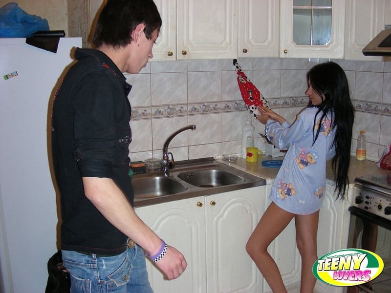 饥渴的青少年在吃早餐前大干一场