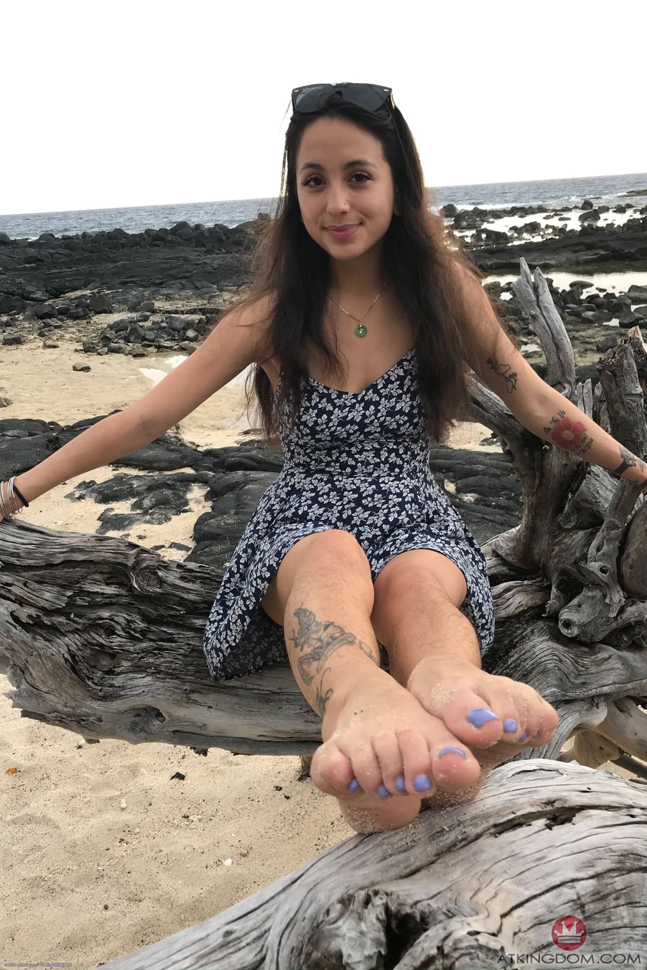 少女 Mi Ha Doan 在海滩上裸露乳房和毛茸茸的阴部
