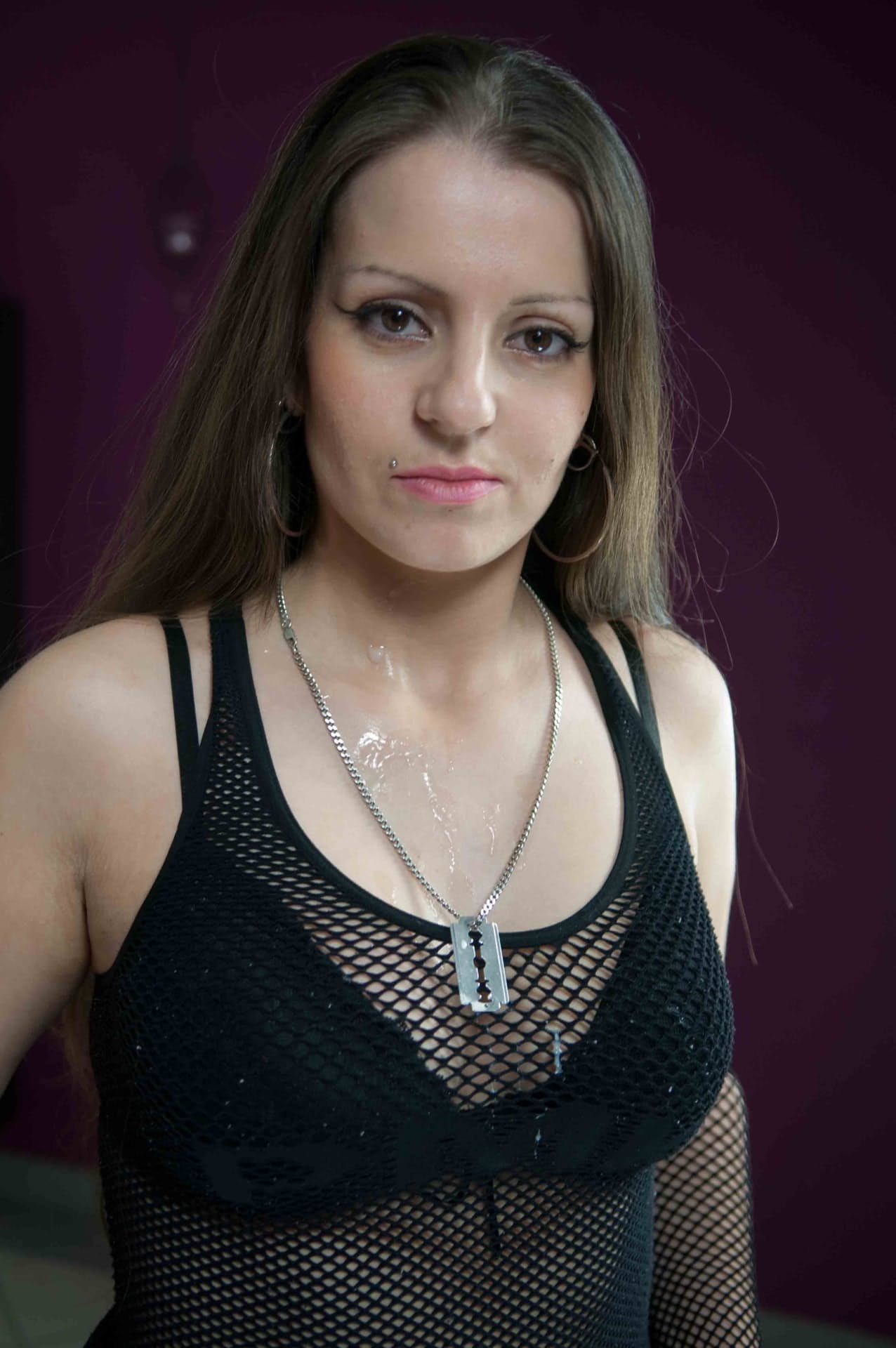 穿着渔网丝袜的业余爱好者 Larissa Gold 和 Cora Kitty 为老男人口交