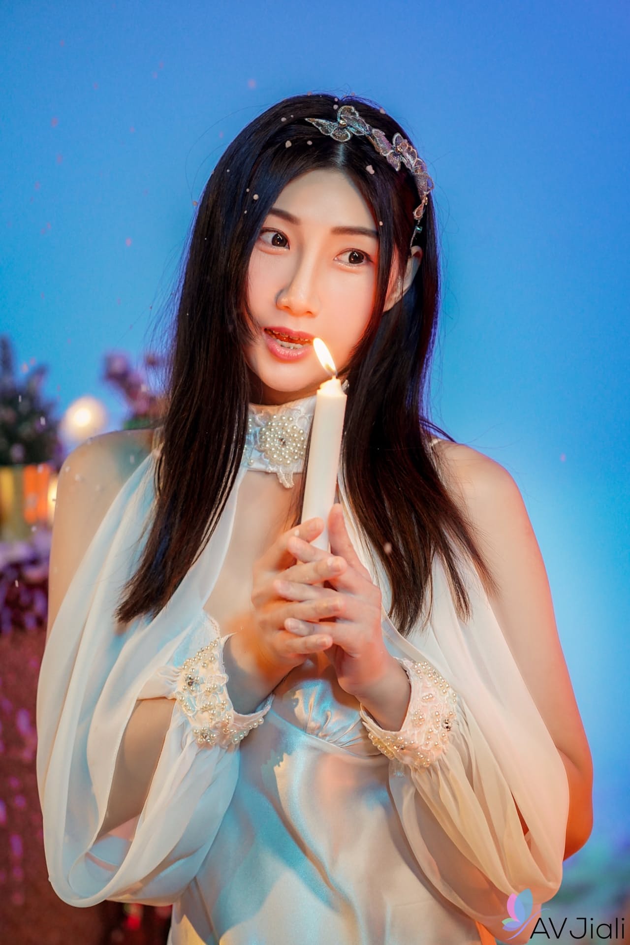 甜美的亚洲宝贝 Li Er 展示她的大奶子，并从后面被撞击