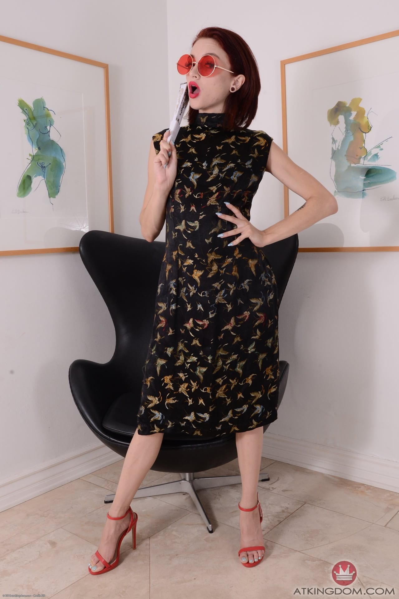 可爱少女罗拉-法伊（Lola Fae）展示她苗条的裸体，张开修剪过的阴部