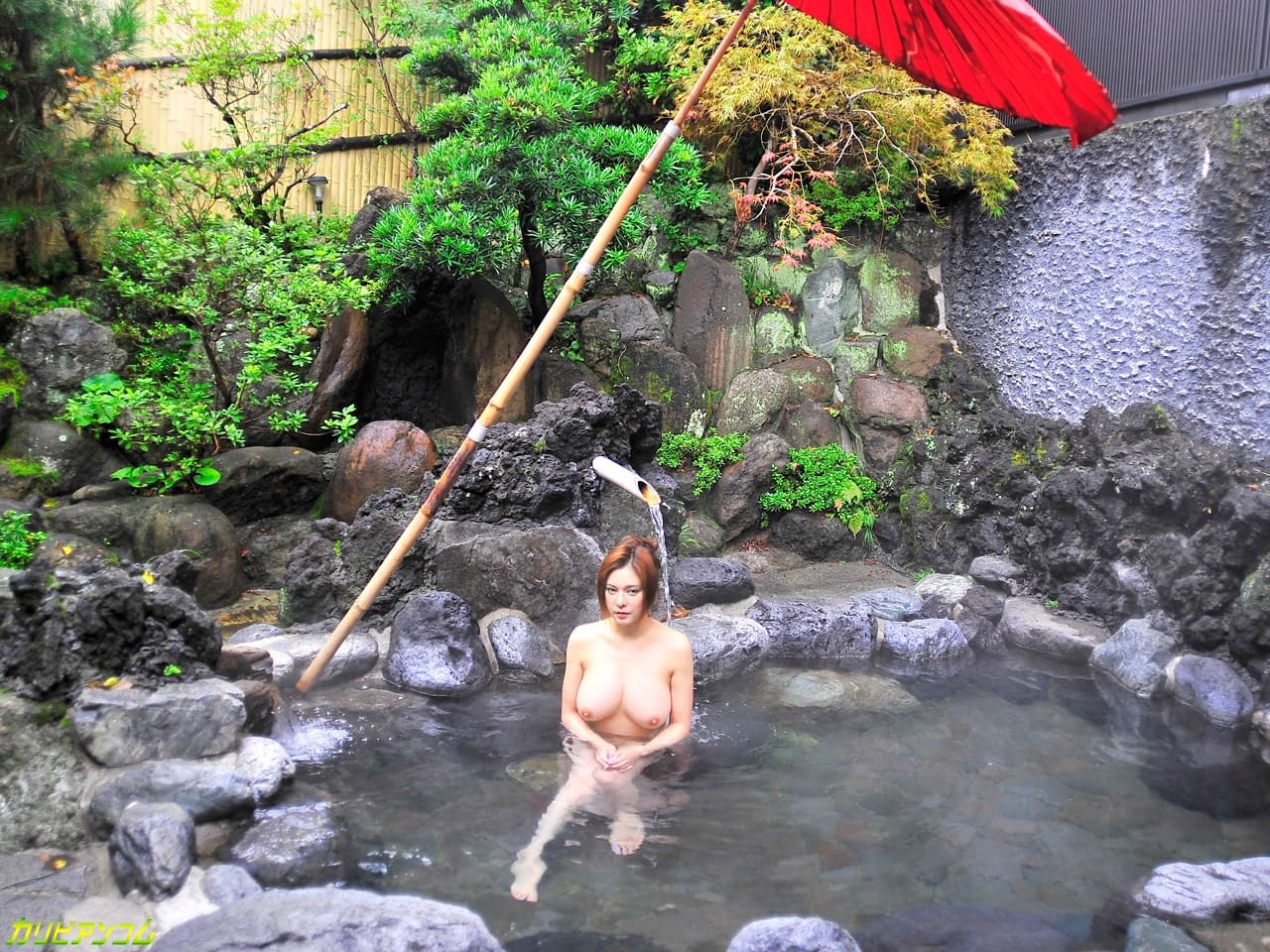 日本红发女郎冢本由纪摆出诱人的姿势，并以狗爬式的方式进行性交
