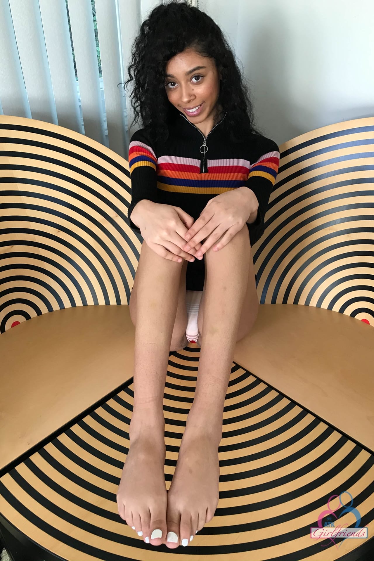 乌黑卷发甜美少女 Jada Doll 炫耀她丰满的乳房