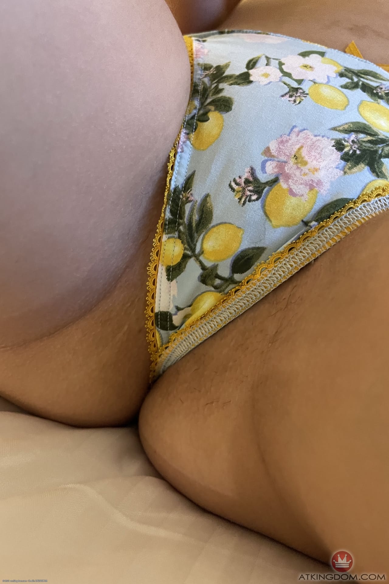 书呆子业余少女莉安娜-洛文斯（Leana Lovings）露出她的大奶头和火辣小穴