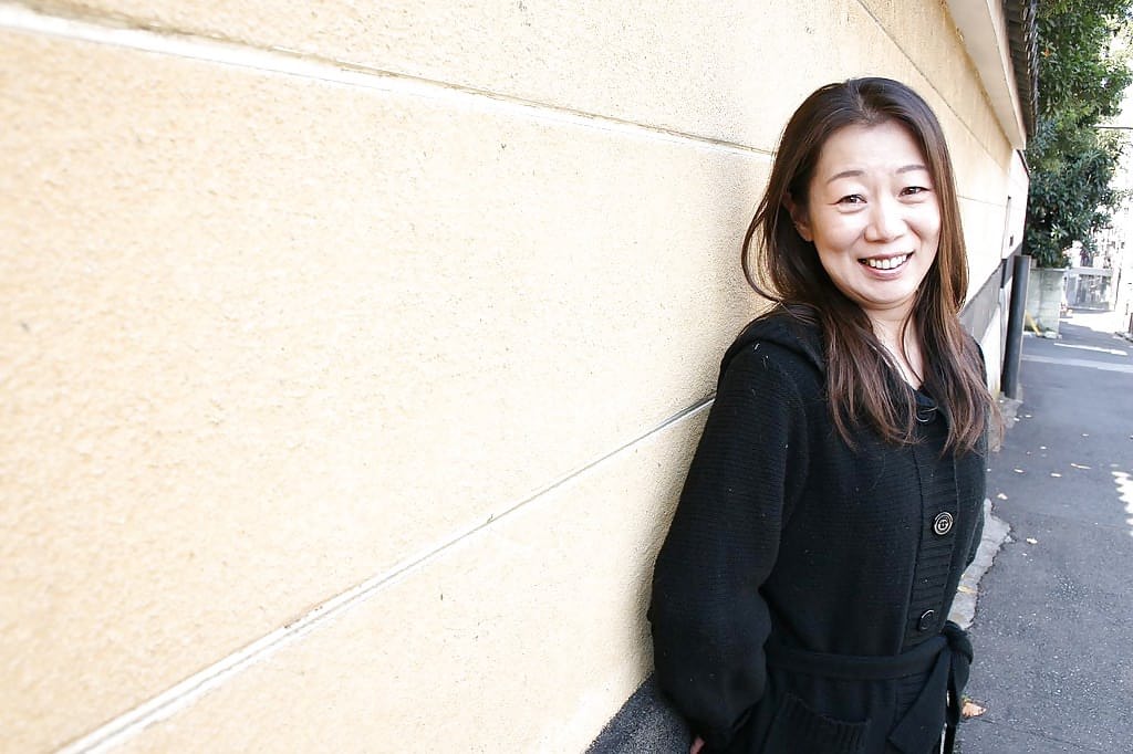 亚洲性感熟女 Yoshiko Makihara 的室外搔首弄姿场景