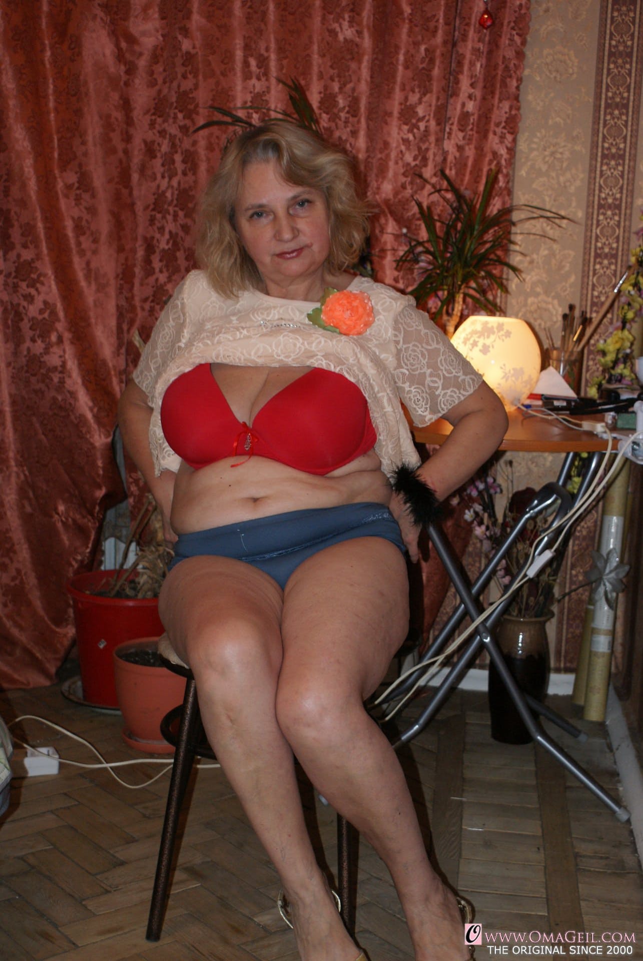 业余老奶奶赫尔加脱光衣服，展示她下垂的巨乳和毛茸茸的小穴