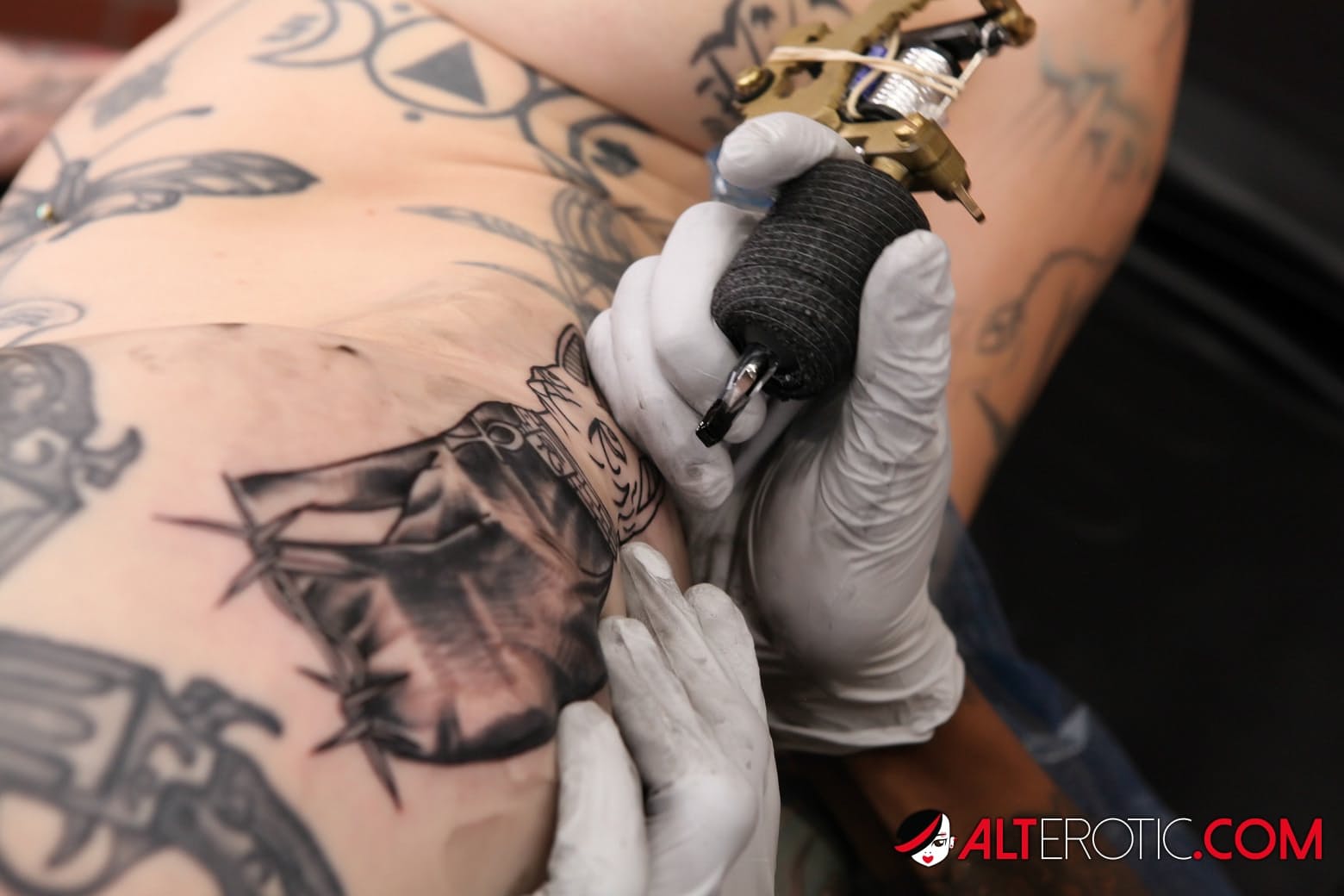 纹身女孩 Sascha Ink 在与纹身男子发生性关系前获得新鲜墨水