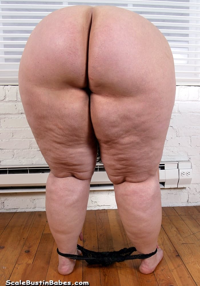 SSBBW Erin Mccormick 在 POV 口交时脸上沾满了淫水