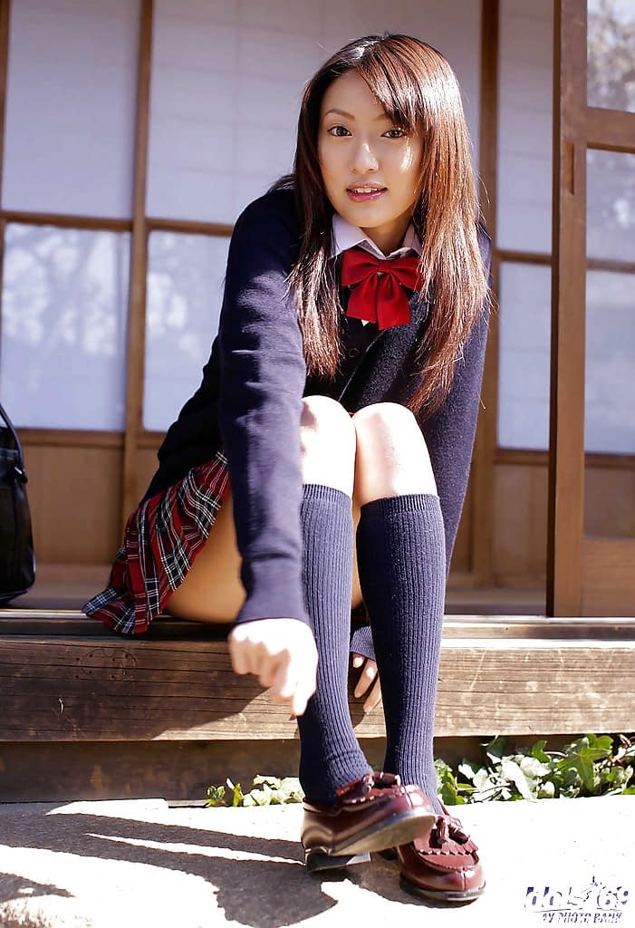 亚洲女学生 Misa Shinozaki 隔着内裤玩弄阴茎