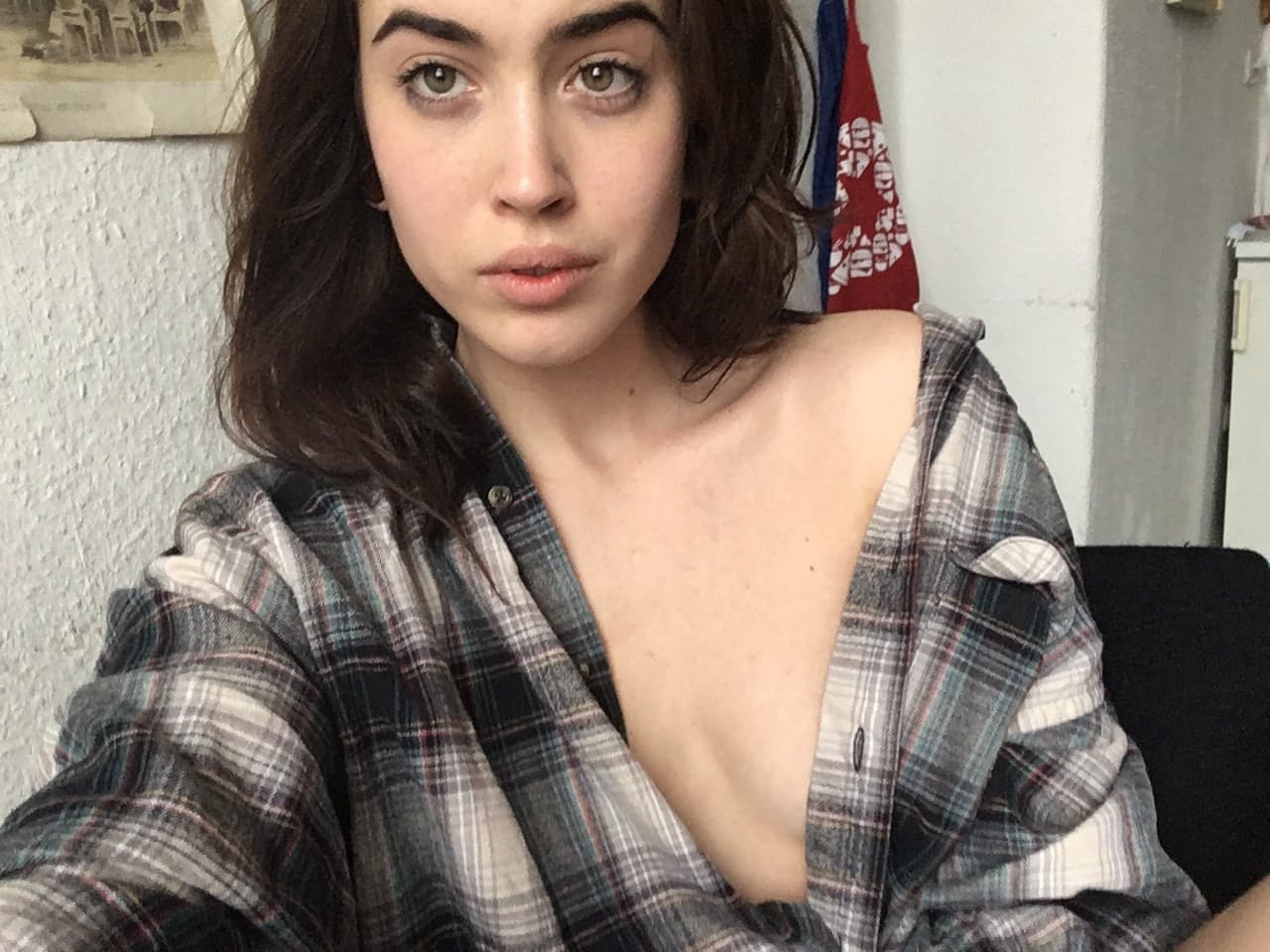 性感的业余爱好者裸体展示她的小乳房和美丽的纹身