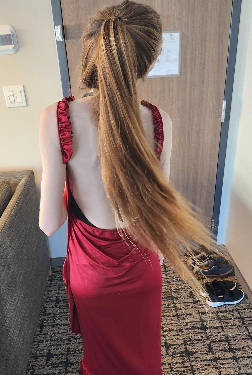 淘气的瘦宝贝汉娜显示她的小奶子和她的小战利品