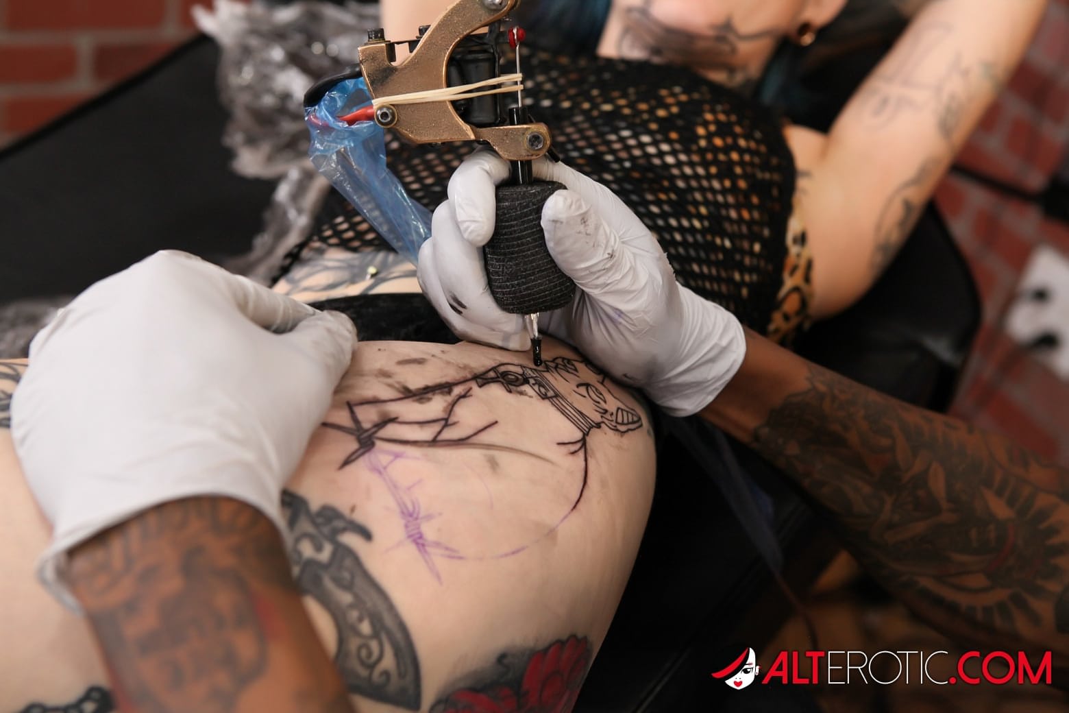 纹身女孩 Sascha Ink 在与纹身男子发生性关系前获得新鲜墨水