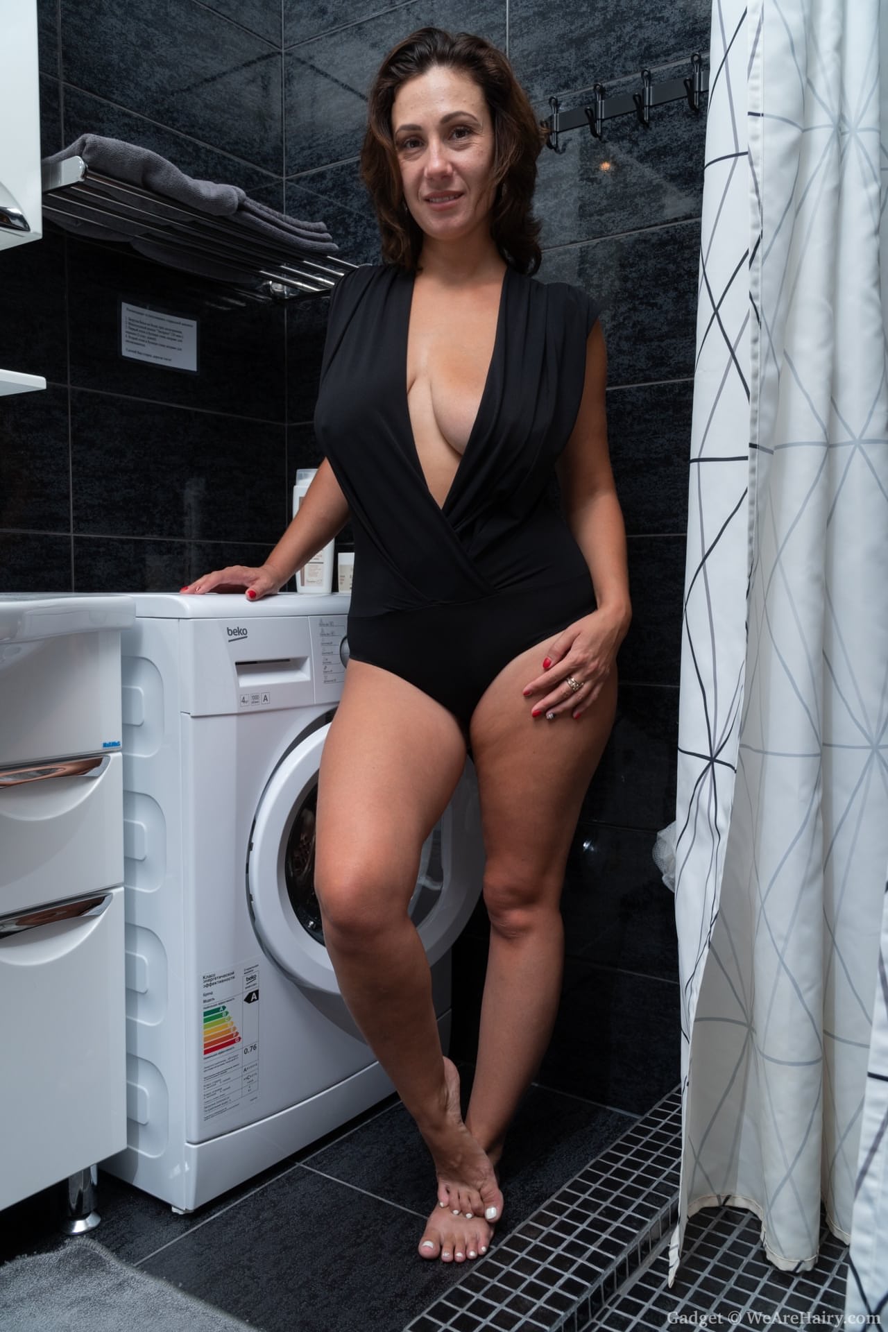 火辣美洲狮 Gadget 裸露大乳房并用手指触摸多毛阴道