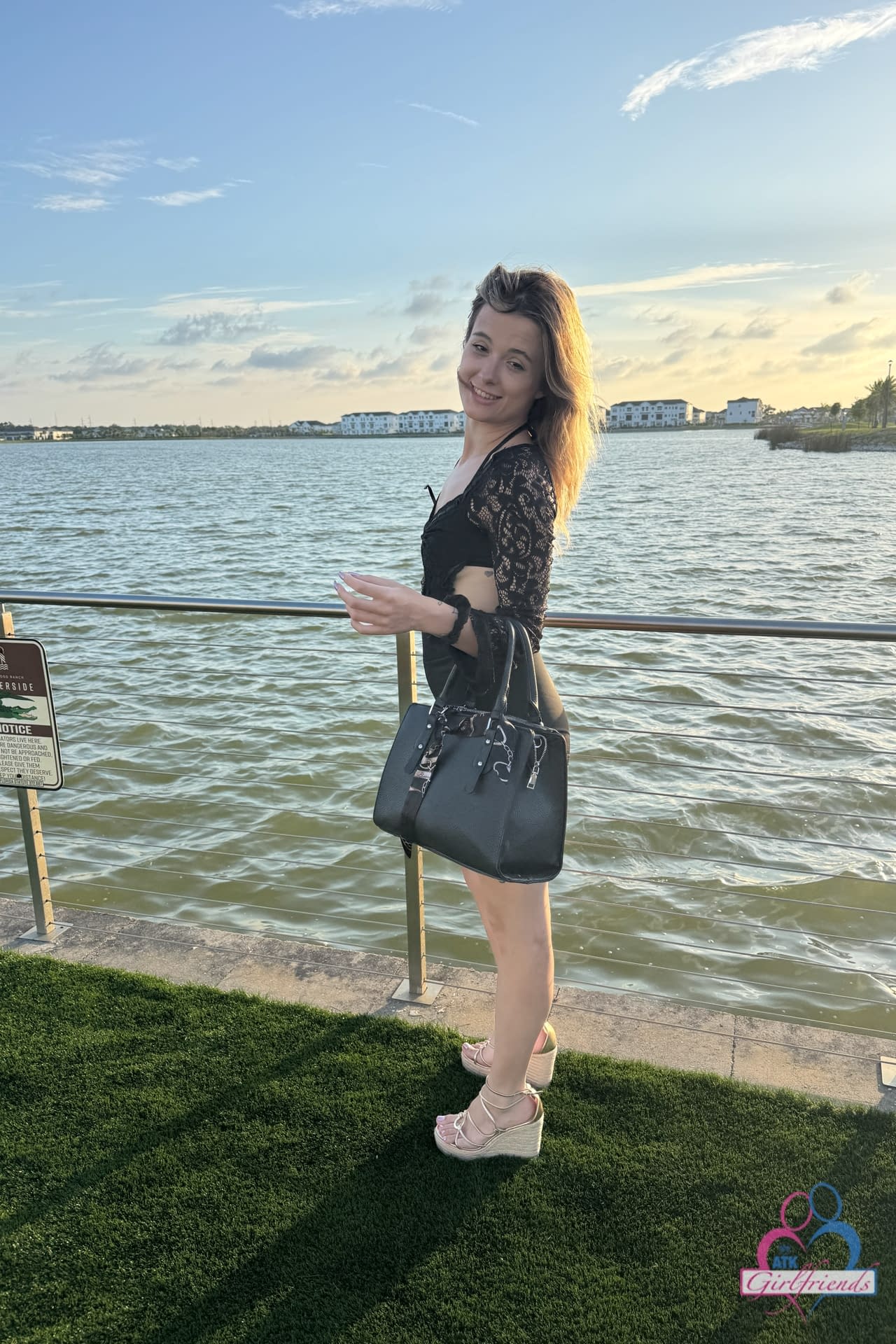 Amateur chick shows the soles of her feet during a solo adventure