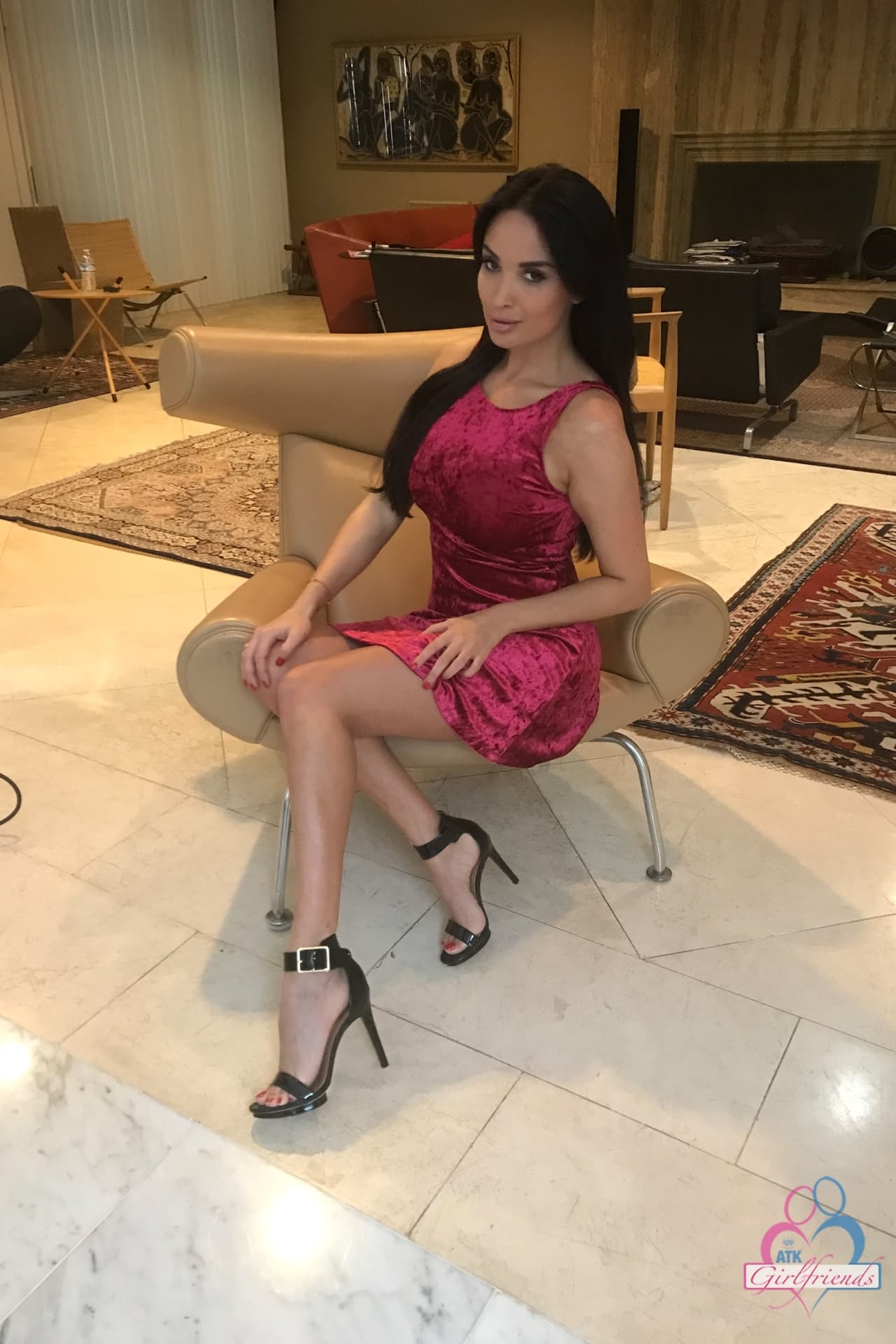 业余女友安妮莎-凯特（Anissa Kate）在独唱中展示她多汁的胸部和美味的乳房
