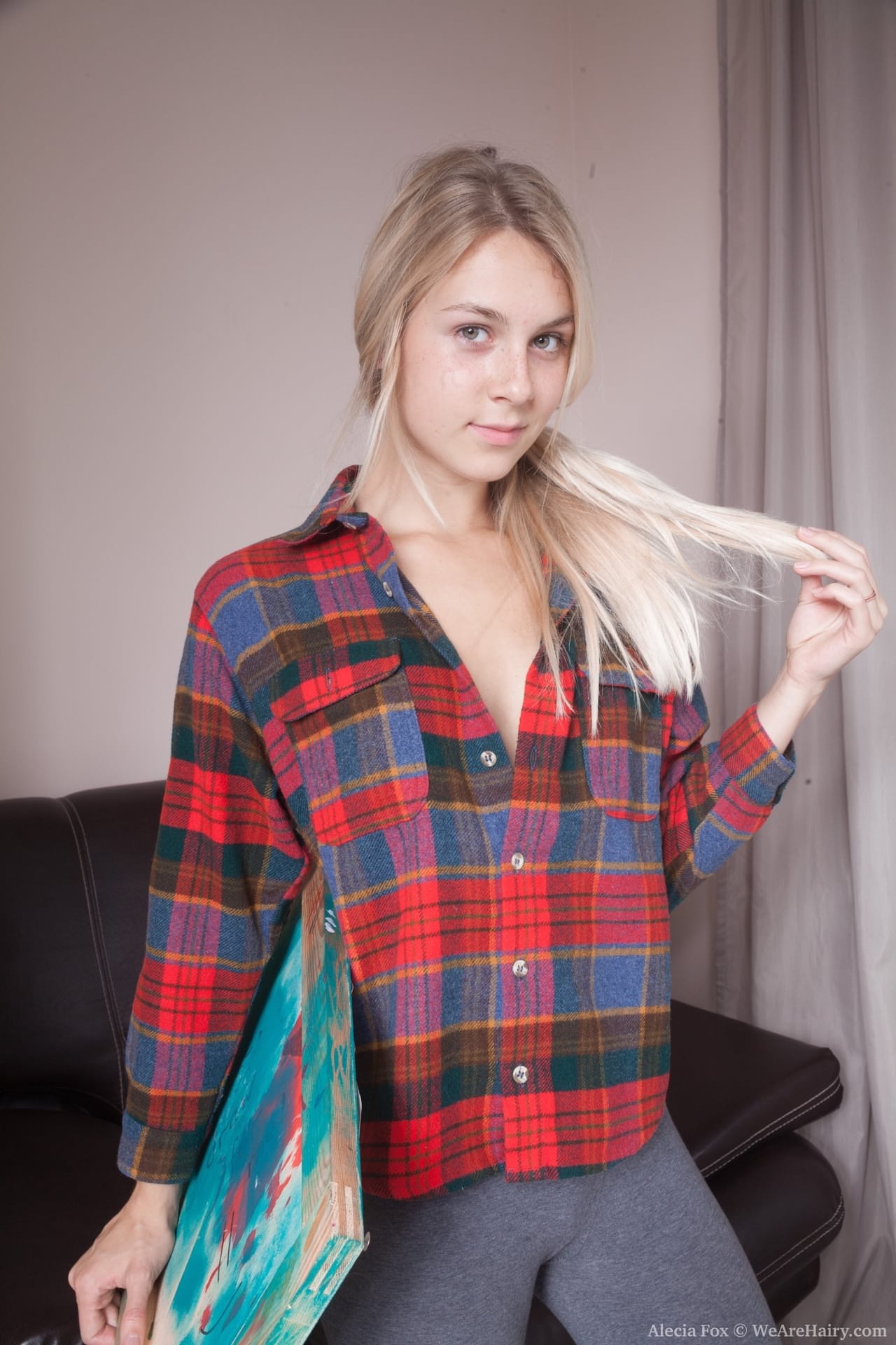 苗条少女 Alecia Fox 在沙发上展示毛茸茸的腋窝和阴部并用手指做爱