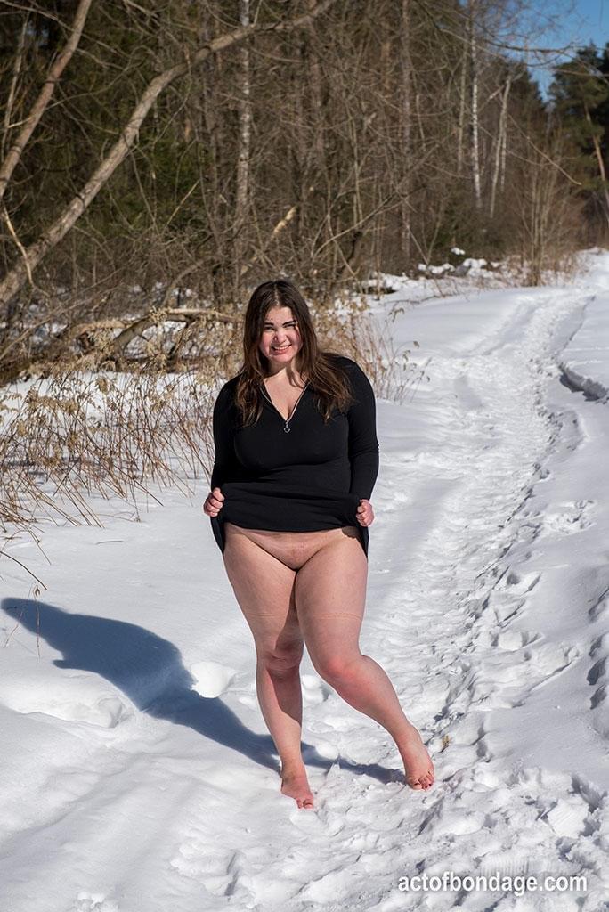 布鲁内特 BBW 在雪地里裸体赤脚摆姿势时挣脱球塞和绳索