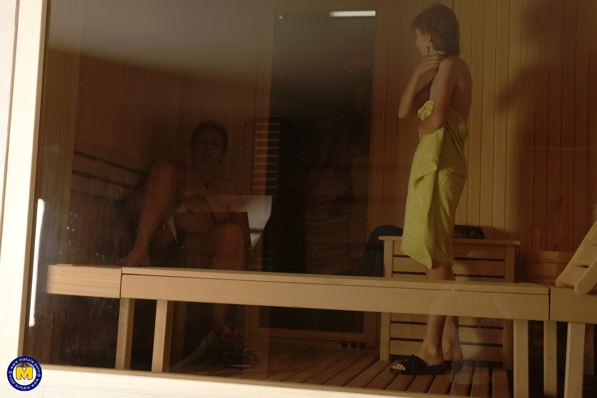 性感的业余熟女在桑拿和按摩浴缸中脱衣露乳