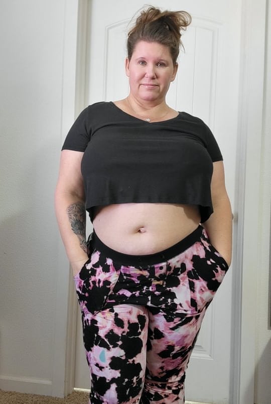 业余肥婆 Kris Ann 在铺有地毯的地板上全裸脱衣