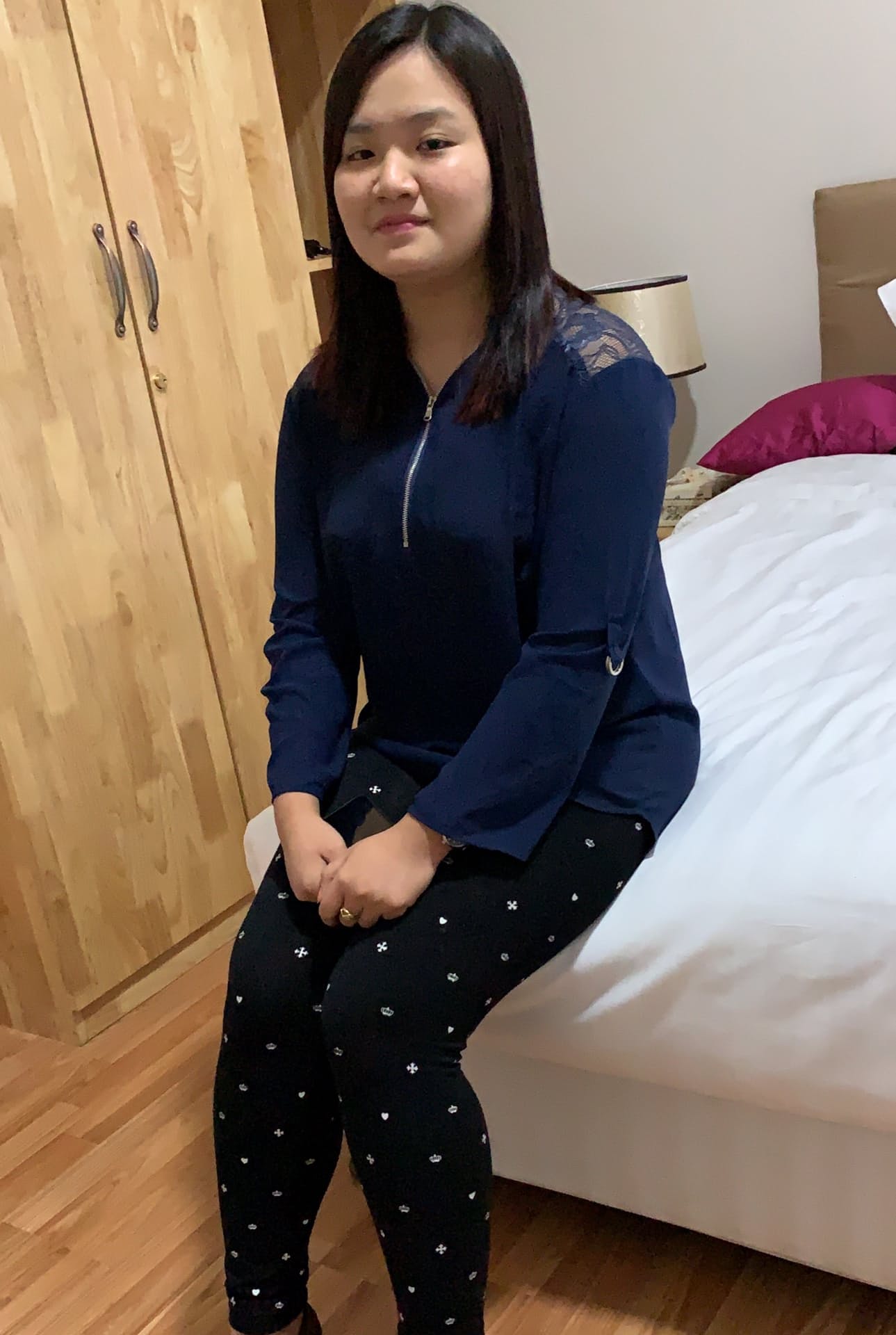 业余亚洲宝贝 Ray B 在 POV 中暴露她的大奶子并吸吮鸡巴