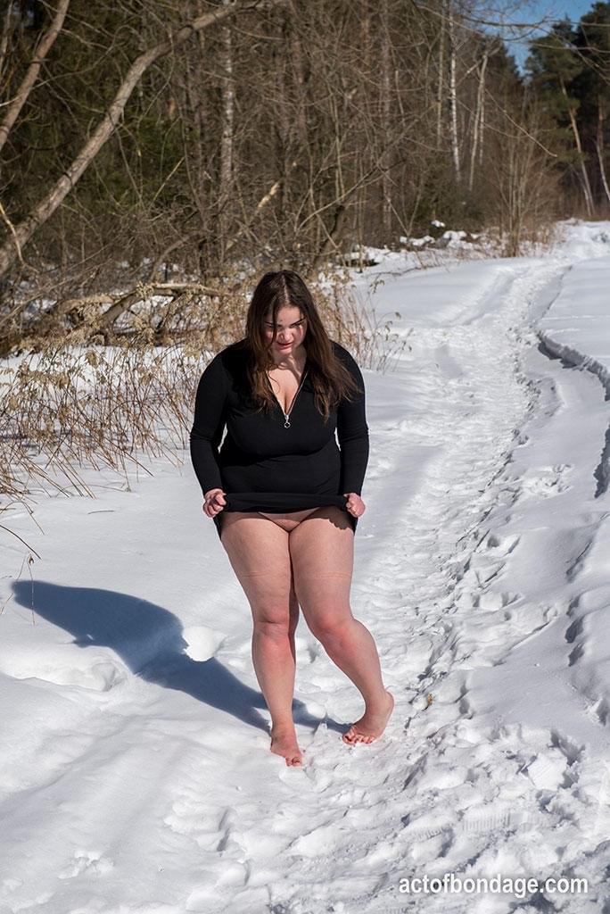 布鲁内特 BBW 在雪地里裸体赤脚摆姿势时挣脱球塞和绳索