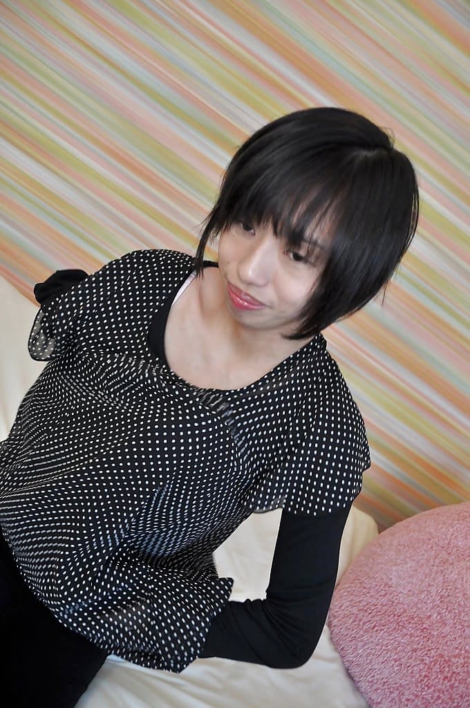 小胸美女 Masumi Miyaji 正在拉伸她的小穴
