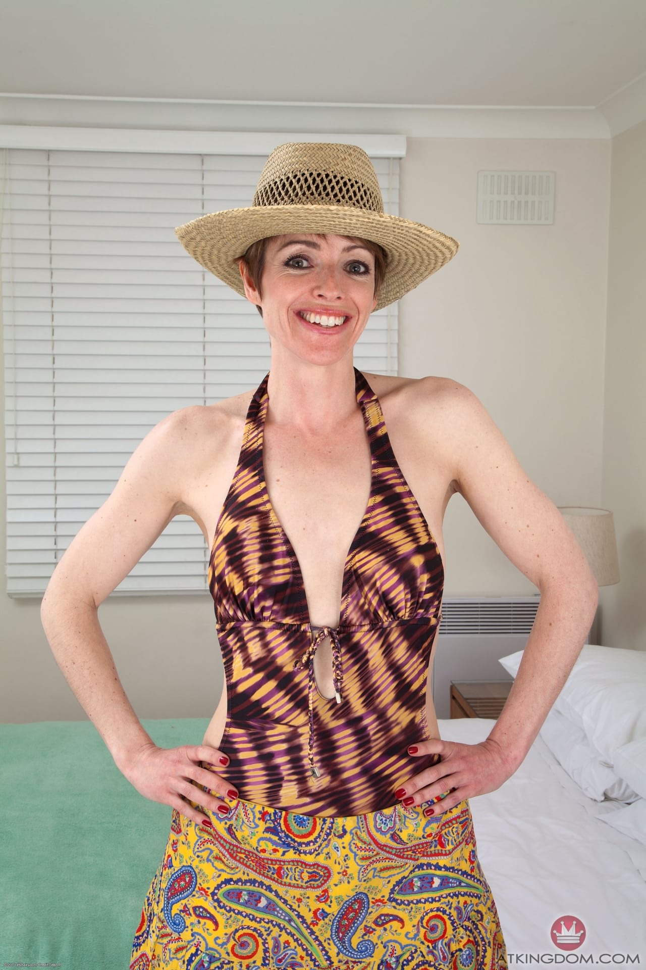 性感 MILF Maria 脱下豹纹泳装，露出毛茸茸的阴户