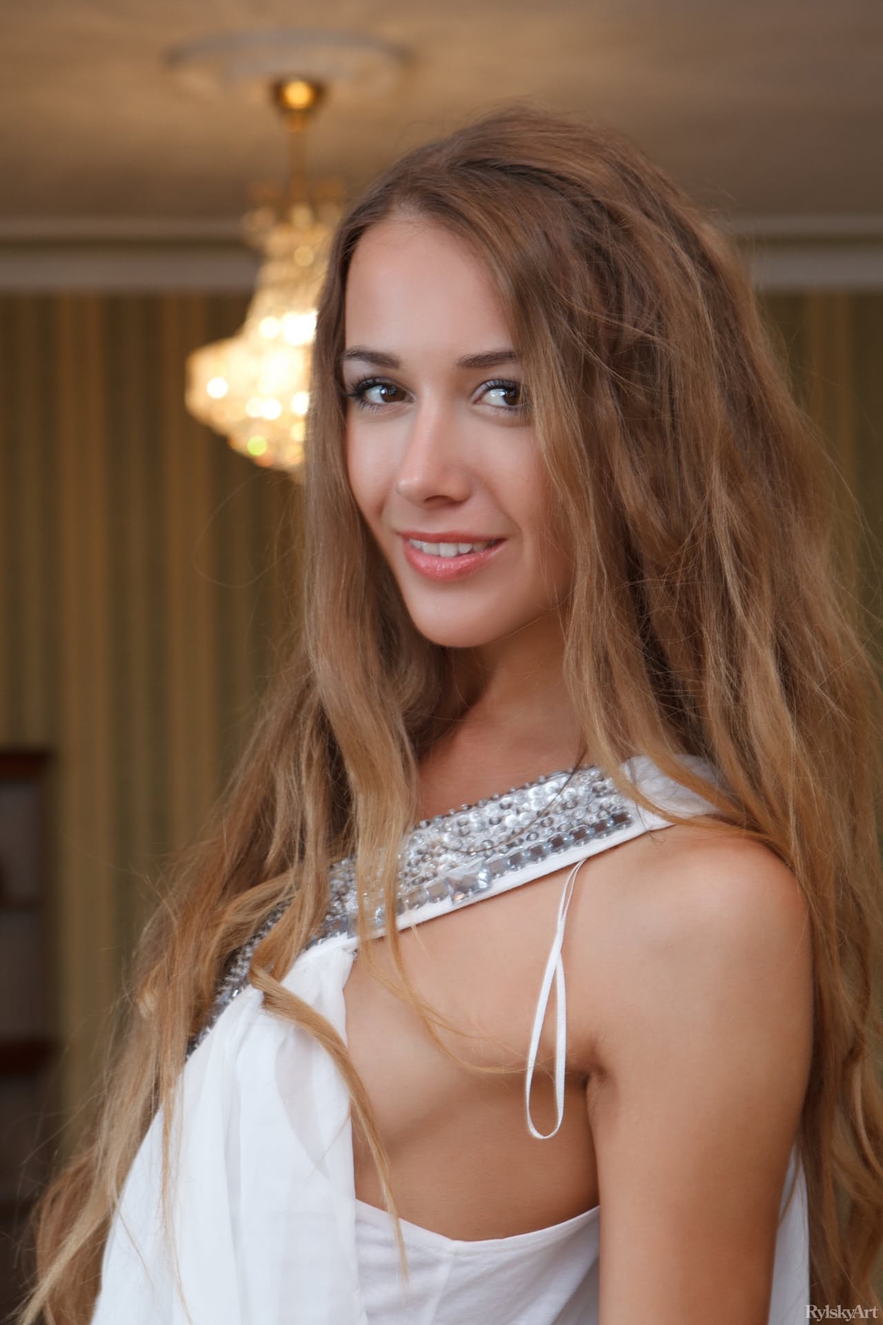 诱人的爱沙尼亚少女 Lina Diamond 展示她的小乳房和可食用的阴蒂