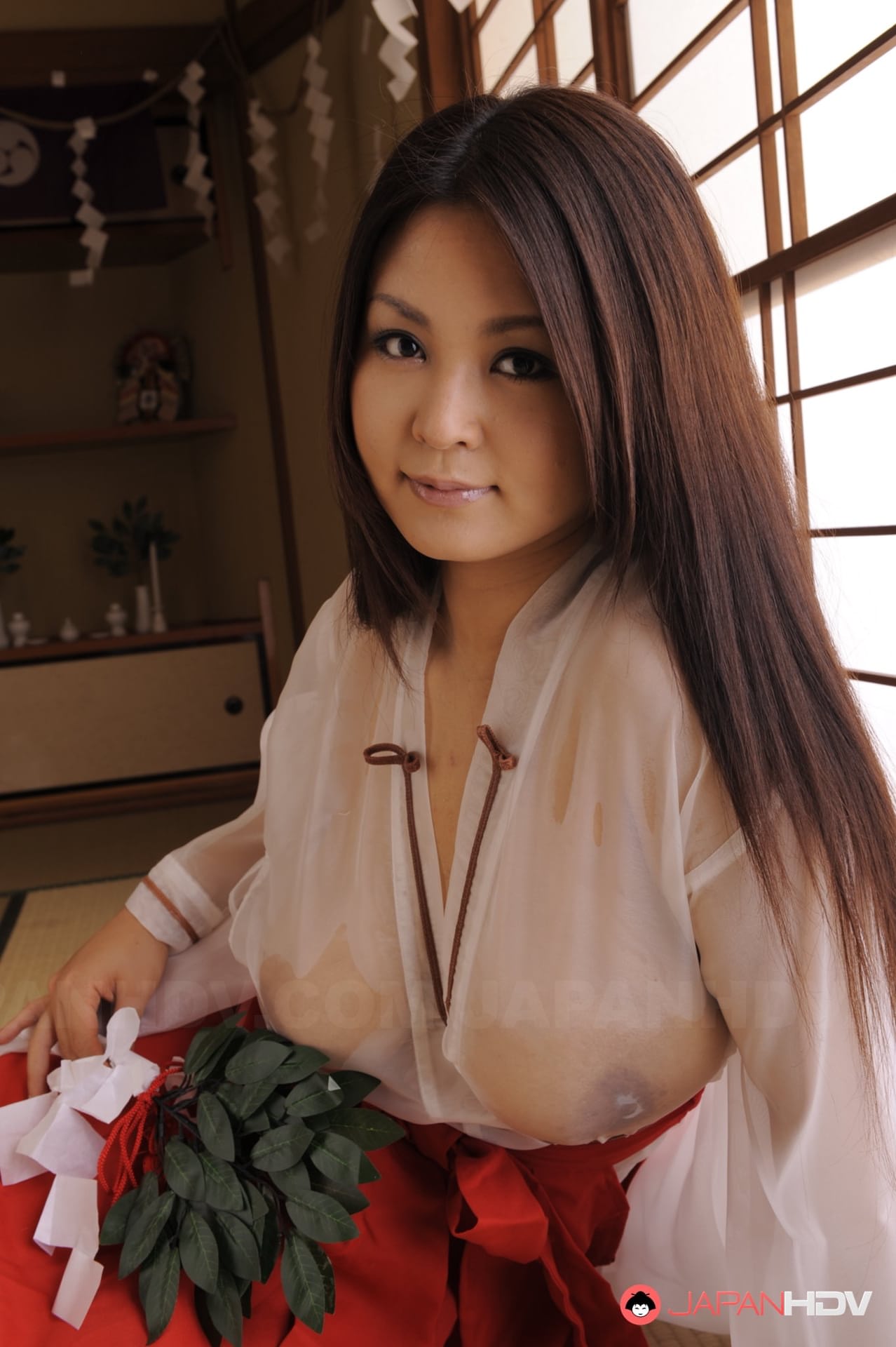 日本熟女爱丽·爱以诱人的姿态全裸出镜