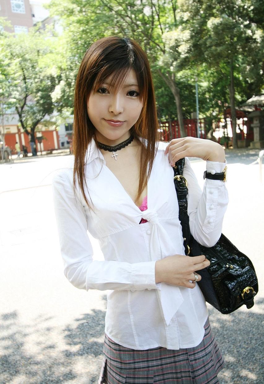 日本少女 Miyo 在单人动作中裸露乳房和内裤