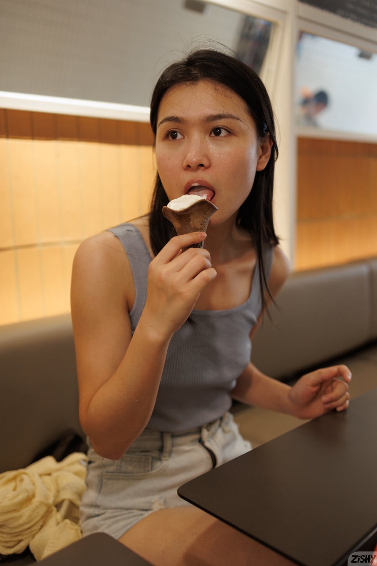 业余黑发美女 Banana Li 独自摆出诱人姿势