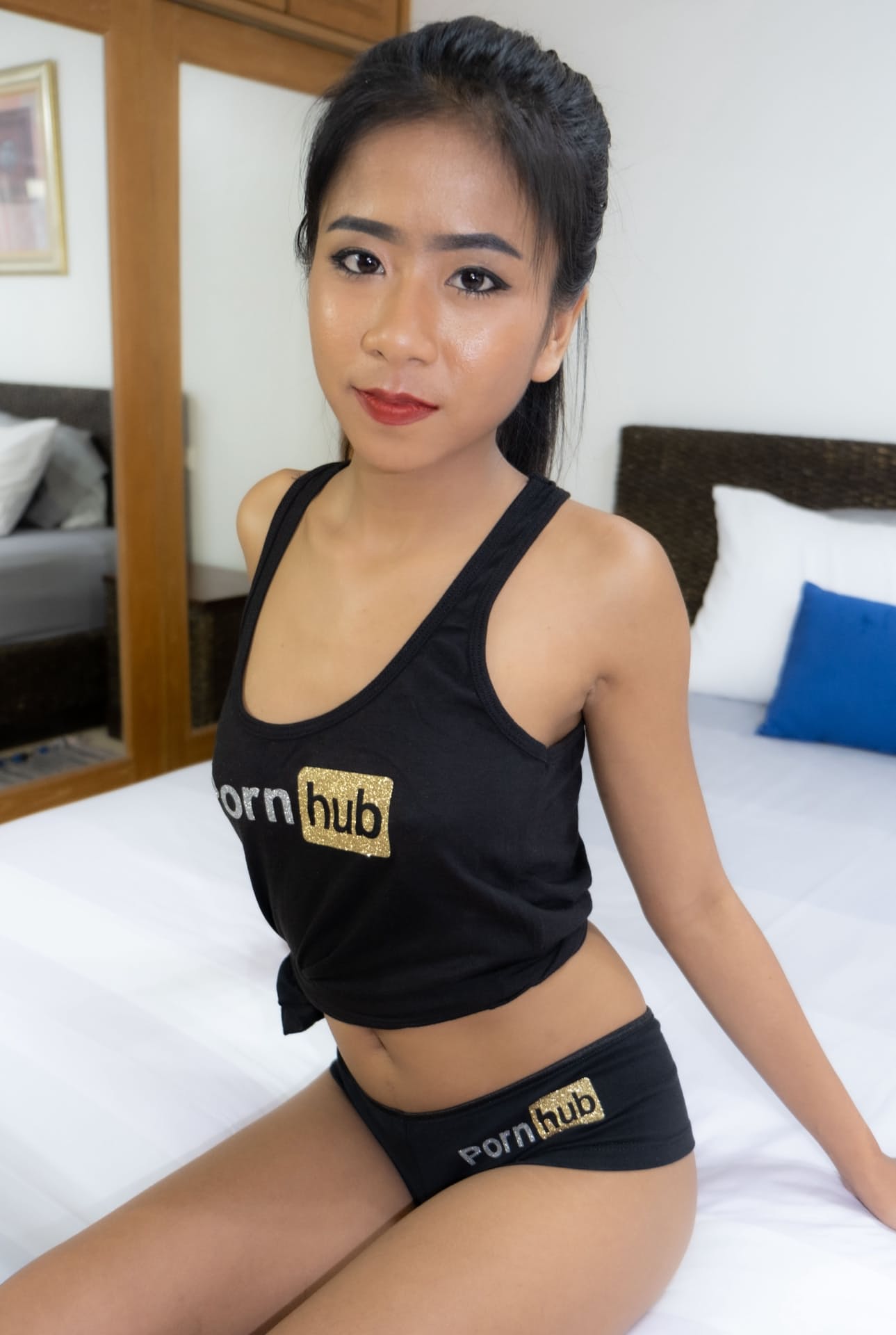 泰国美女Som在她的色情片中摆姿势&展示她的大胸脯和屁股