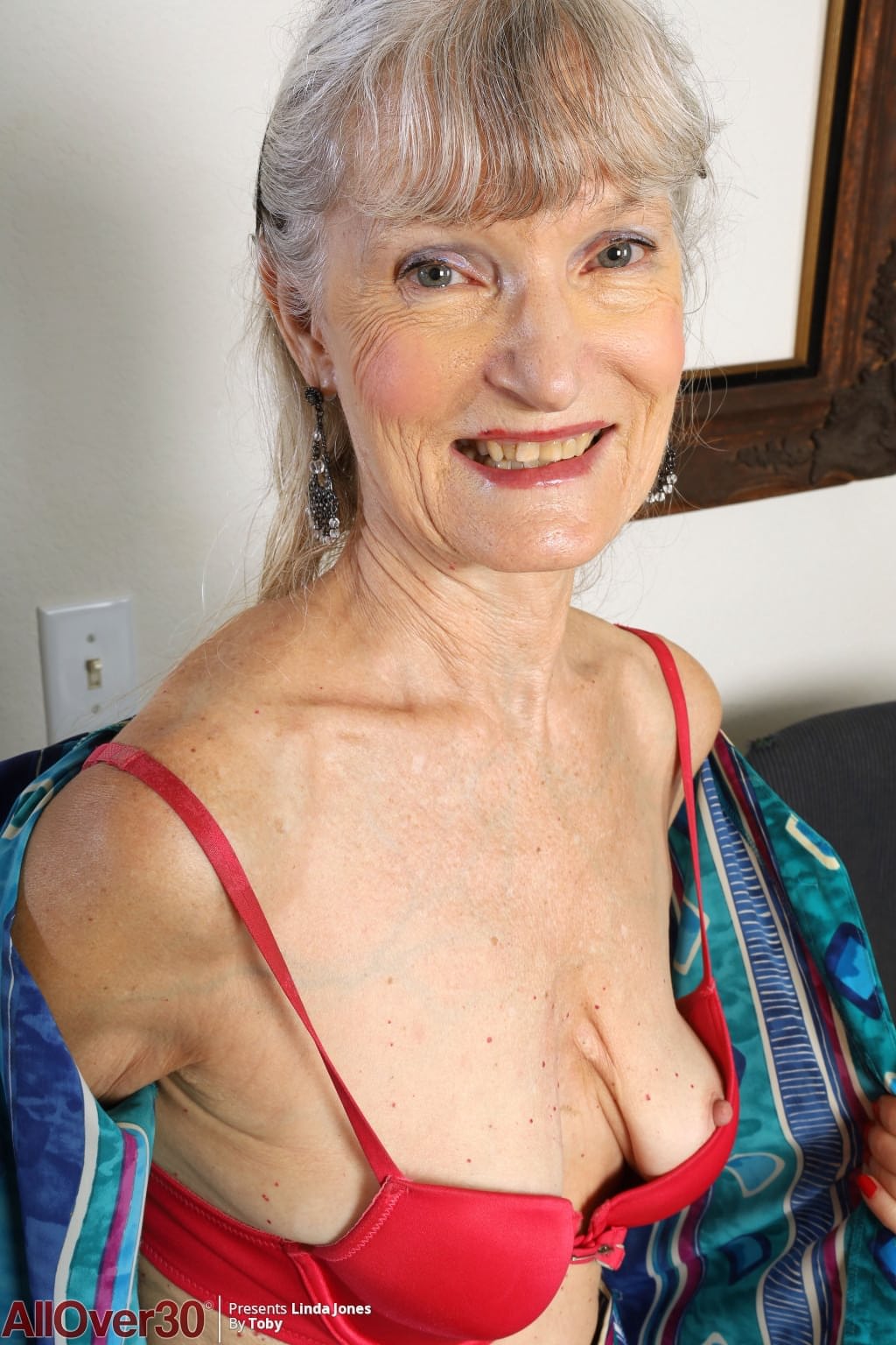 老牌业余选手琳达-琼斯揭开她下垂的乳房，因为她赤裸着身体。