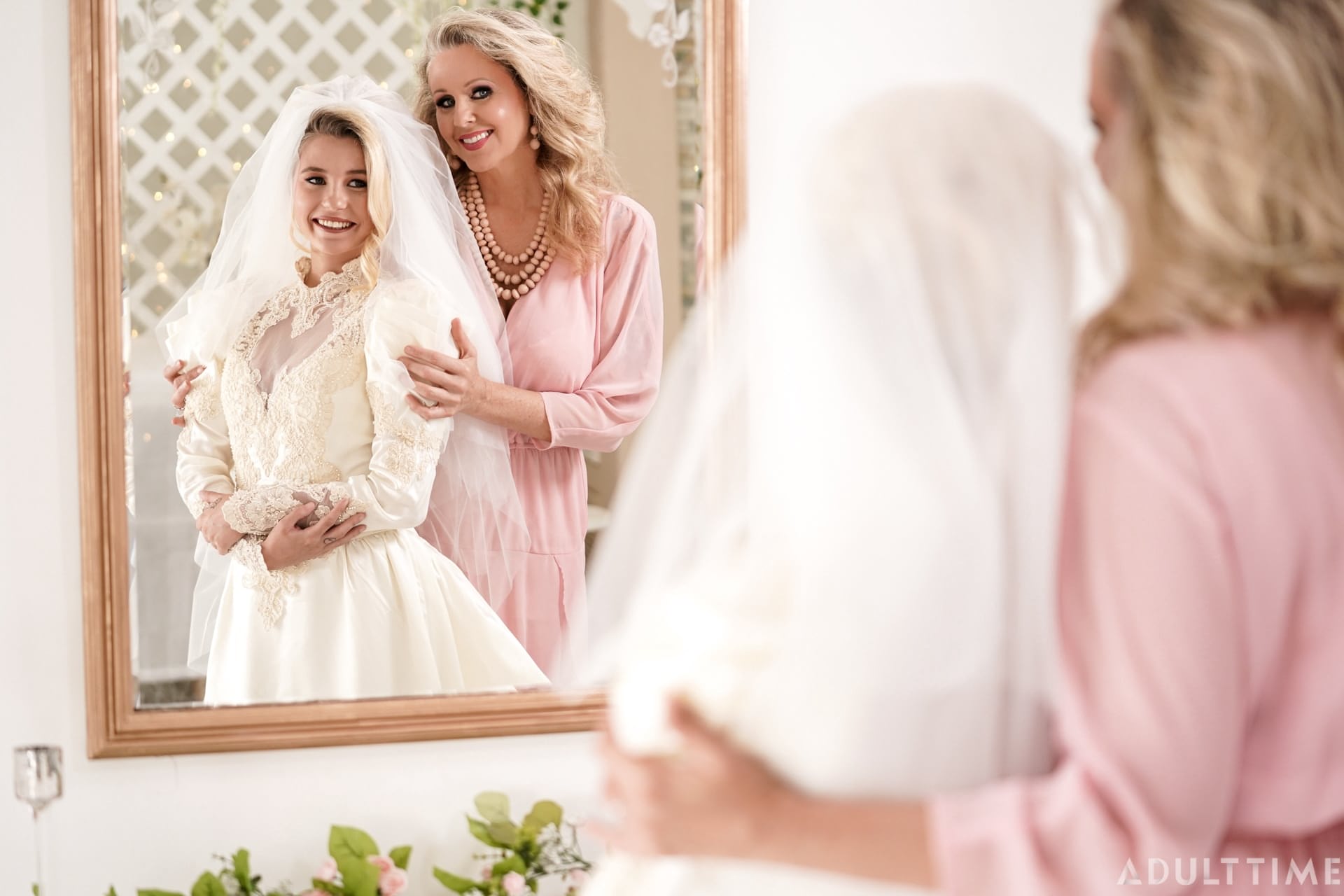 Carolina Sweets 在与 Julia Ann 举行女同性恋婚礼前被贴上了吊袜带。
