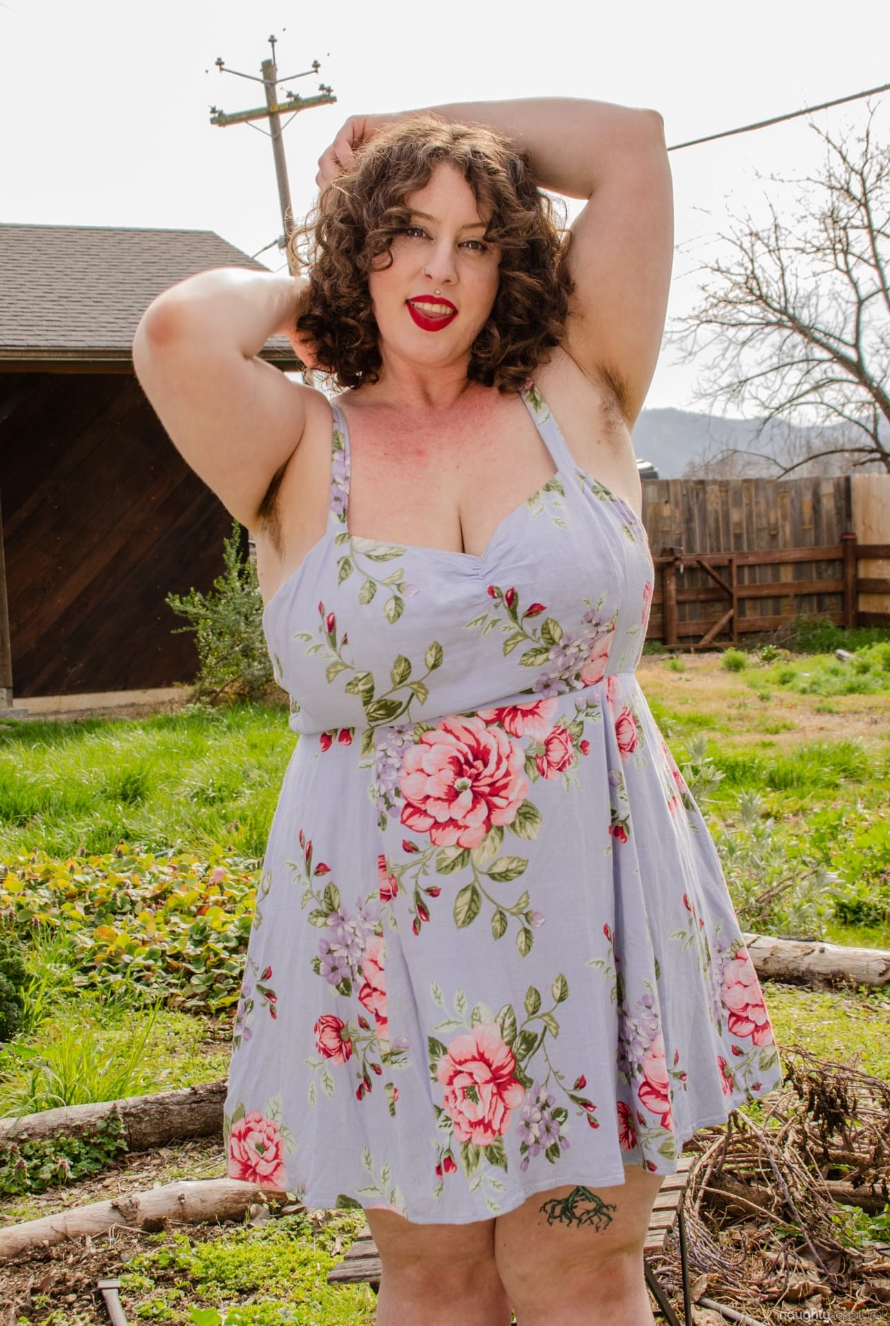 华丽的 BBW Delilah Brooke 在户外全裸展示她毛茸茸的阴部