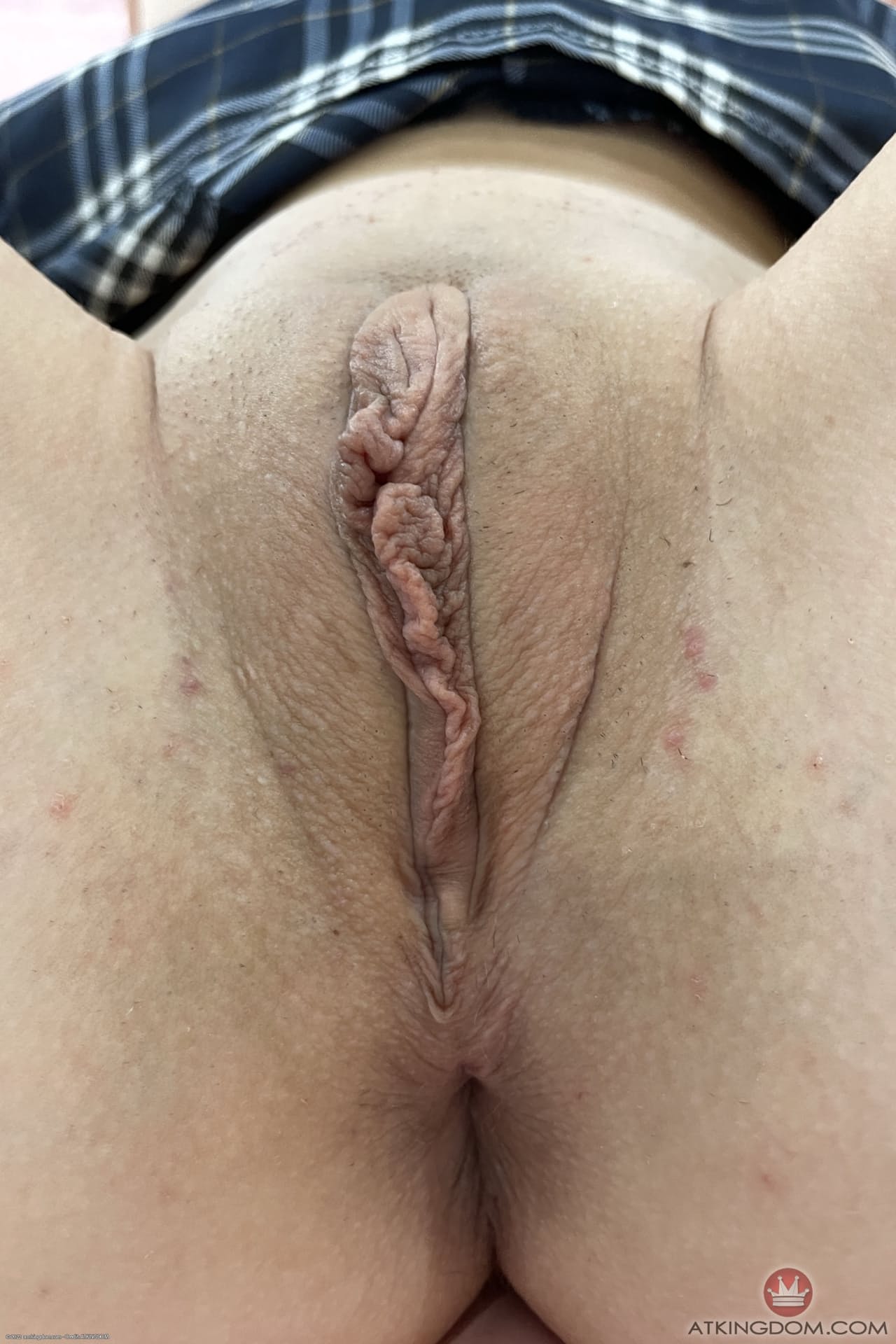 可爱的业余少女 Mira Monroe 近距离展示她的大屁股和小穴